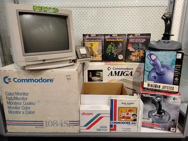 Lot 1276 - COMMODORE AMIGA COMPUTER