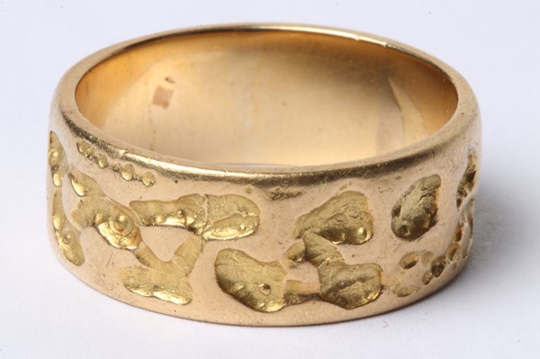 Lot 1046 - GOLD RING