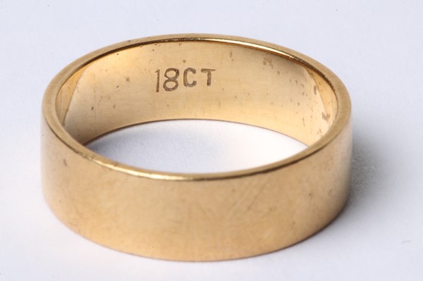 Lot 1047 - GOLD RING