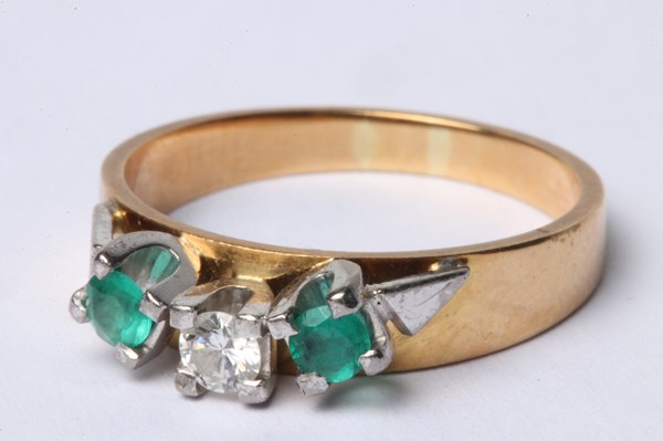 Lot 1027 - GOLD & DIAMOND RING