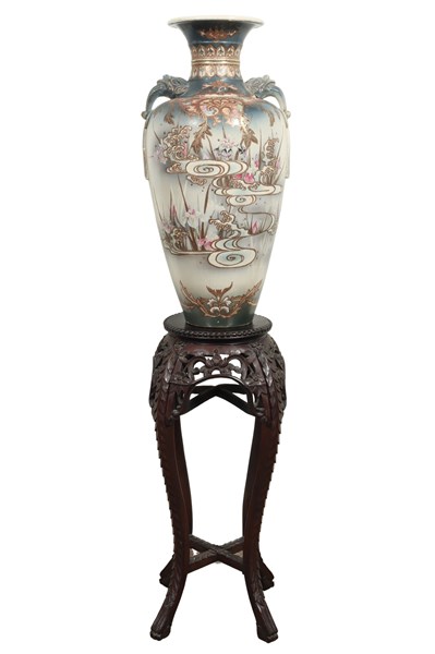 Lot 185 - EXPORT WARE VASE ON STAND