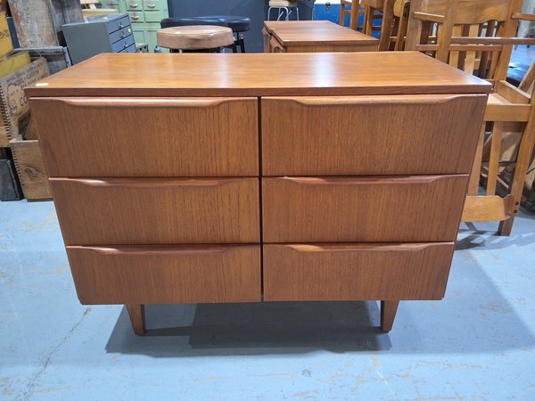 Lot 233 - CHEST OF DRAWERS