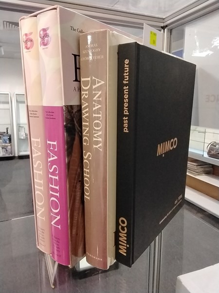 Lot 1163 - BOOKS ON FASHION AND DRAWING