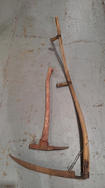 Lot 170 - SCYTHE AND SPIKE HAMMER