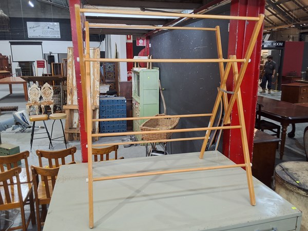 Lot 147 - CLOTHES AIRER