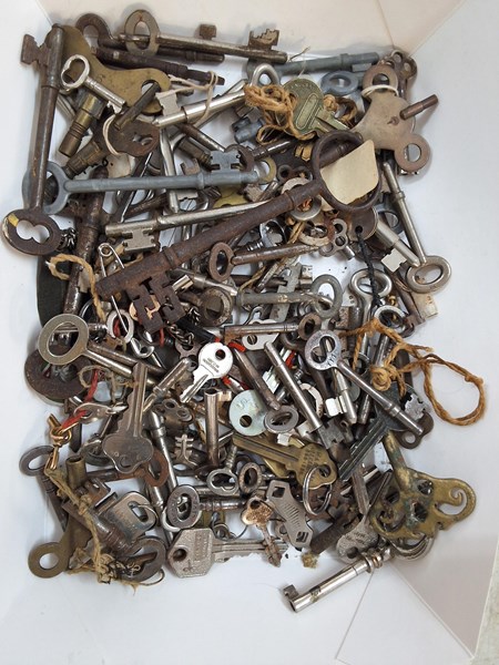 Lot 1259 - ASSORTED KEYS