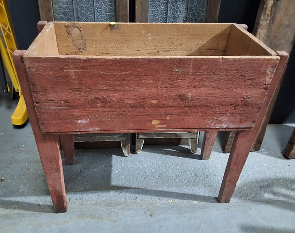 Lot 294 - PLANTER BOX