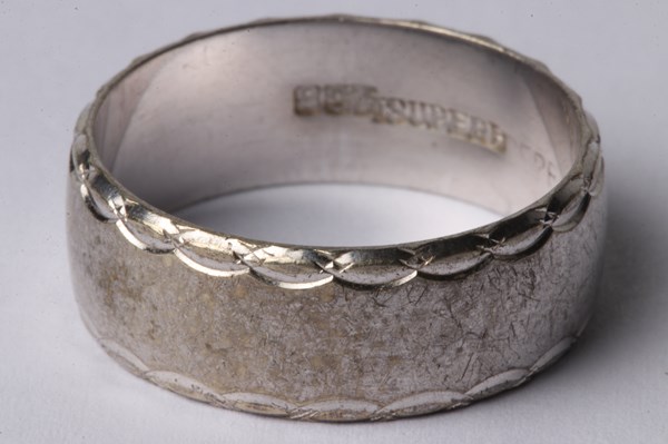 Lot 1102 - GOLD RING