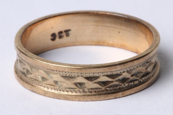 Lot 1051 - GOLD RING