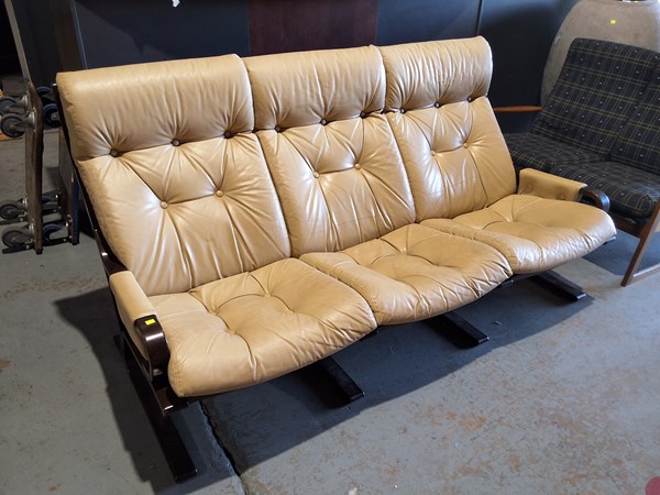 Lot 257 - LOUNGE