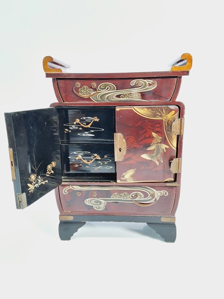 Lot 1268 - JEWELLERY CASKET