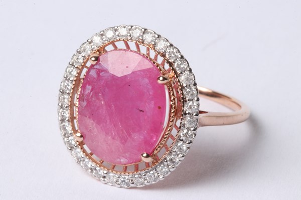 Lot 1016 - RUBY & DIAMOND RING