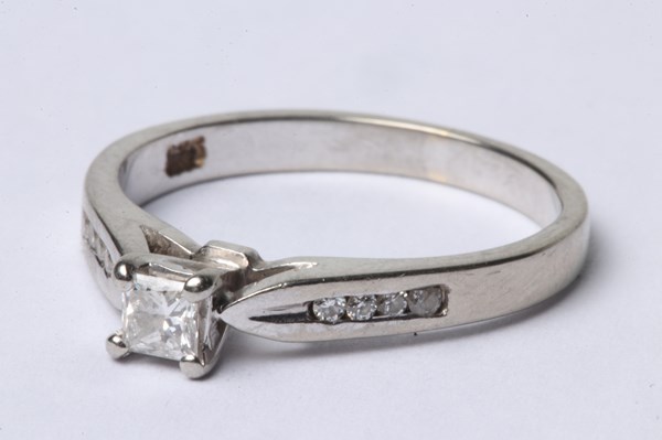 Lot 1034 - DIAMOND RING