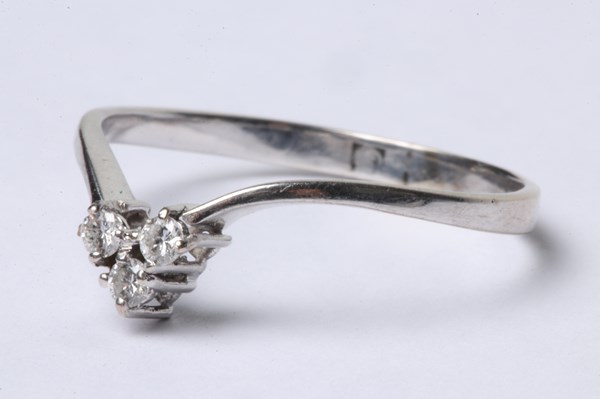 Lot 1030 - DIAMOND RING