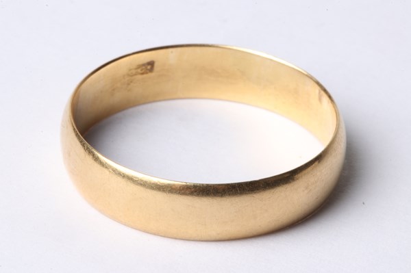 Lot 1057 - GOLD RING