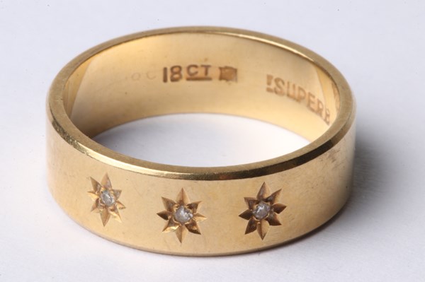 Lot 1056 - GOLD RING