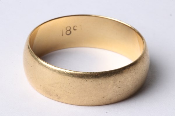 Lot 1049 - GOLD RING