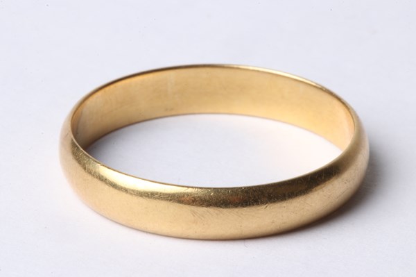 Lot 1052 - GOLD RING