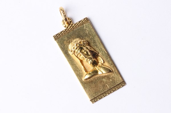 Lot 1032 - GOLD PENDANT