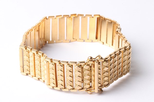 Lot 1078 - GOLD BRACELET