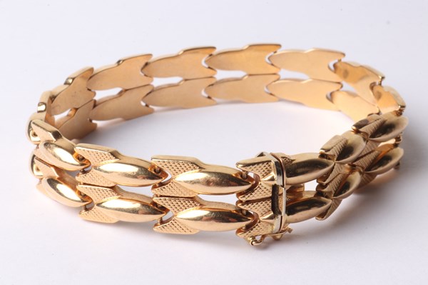 Lot 1006 - GOLD BRACELET