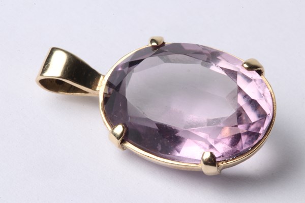 Lot 1021 - AMETHYST PENDANT