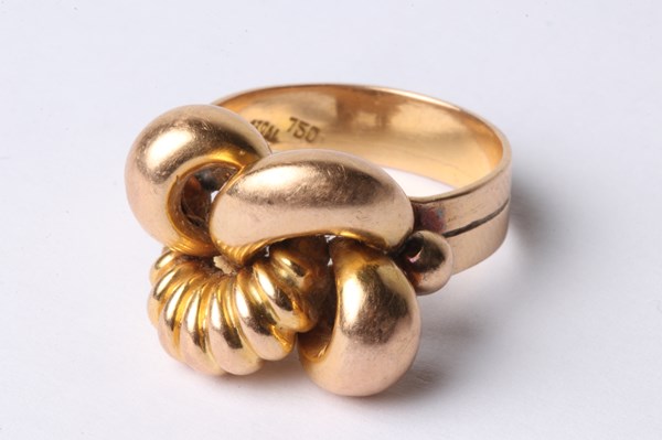 Lot 1042 - GOLD RING