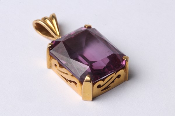 Lot 1019 - AMETHYST PENDANT