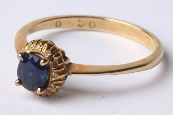 Lot 1026 - SAPPHIRE & DIAMOND RING