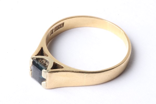 Lot 1017 - GOLD RING