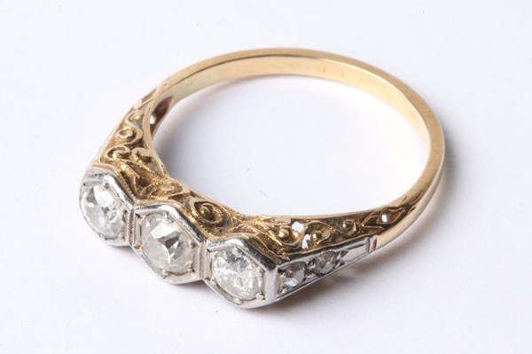 Lot 1025 - GOLD & DIAMOND RING