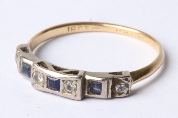 Lot 1011 - GOLD RING