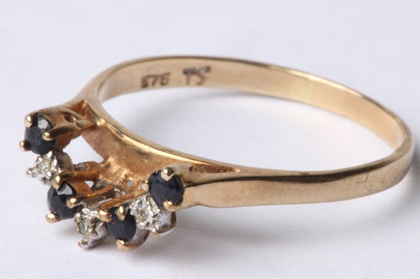 Lot 1022 - GOLD RING