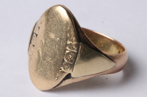 Lot 1015 - GOLD RING