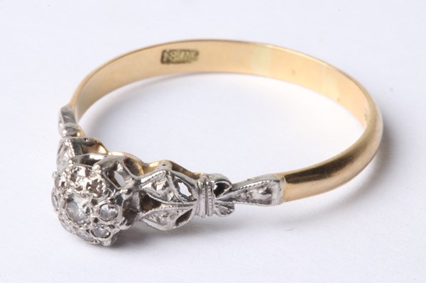 Lot 1031 - DIAMOND RING