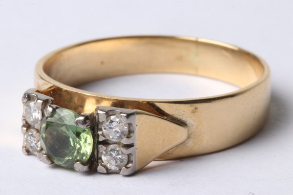 Lot 1010 - TOPAZ & DIAMOND RING