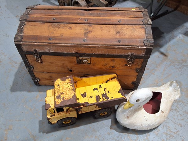 Lot 207 - TRUNK, SWAN AND TRUCK