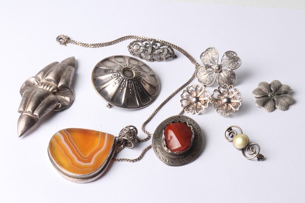 Lot 1077 - JEWELLERY