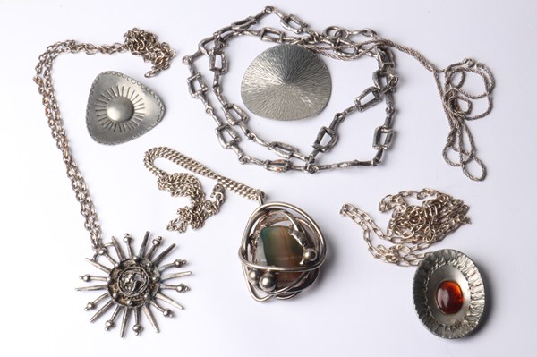 Lot 1076 - JEWELLERY