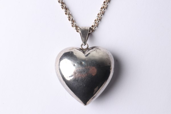 Lot 1095 - SILVER HEART PENDANT