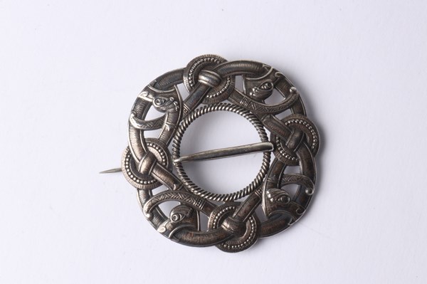 Lot 1094 - SILVER BROOCH