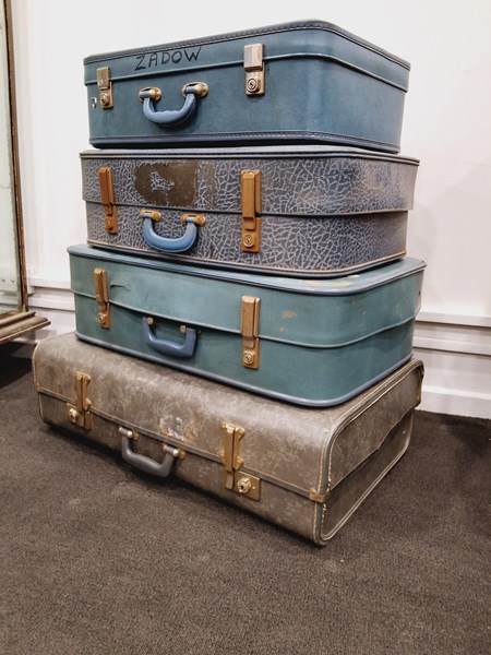 Lot 122 - SUITCASES