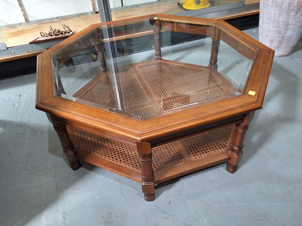 Lot 86 - COFFEE TABLE