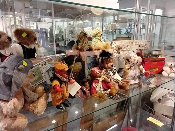 Lot 1368 - TOYS & BEARS