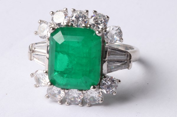 Lot 1090 - COCKTAIL RING