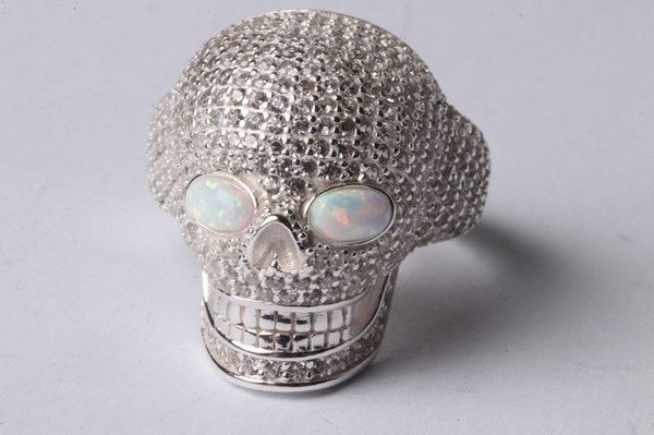 Lot 1097 - SKULL RING