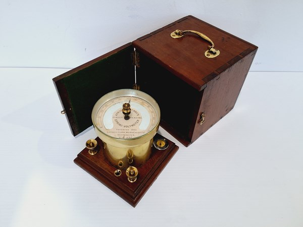 Lot 1092 - VOLTMETER