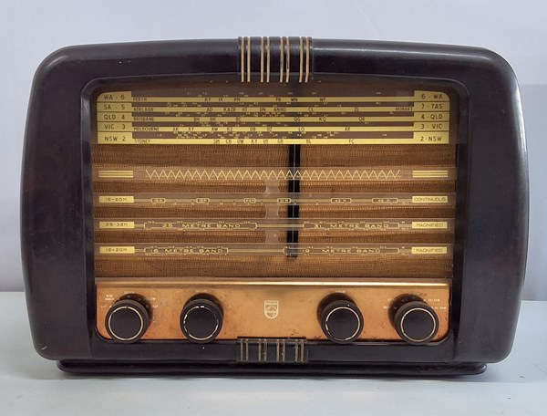 Lot 1281 - BAKELITE RADIO