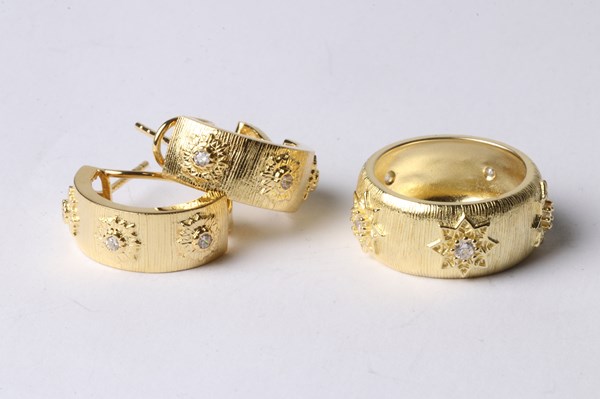 Lot 1071 - RING & EARRING SET