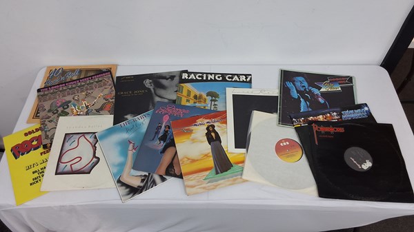 Lot 1252 - VINYL RECORDS